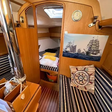 Barca A Vela Sul Lago Maggiore Botel